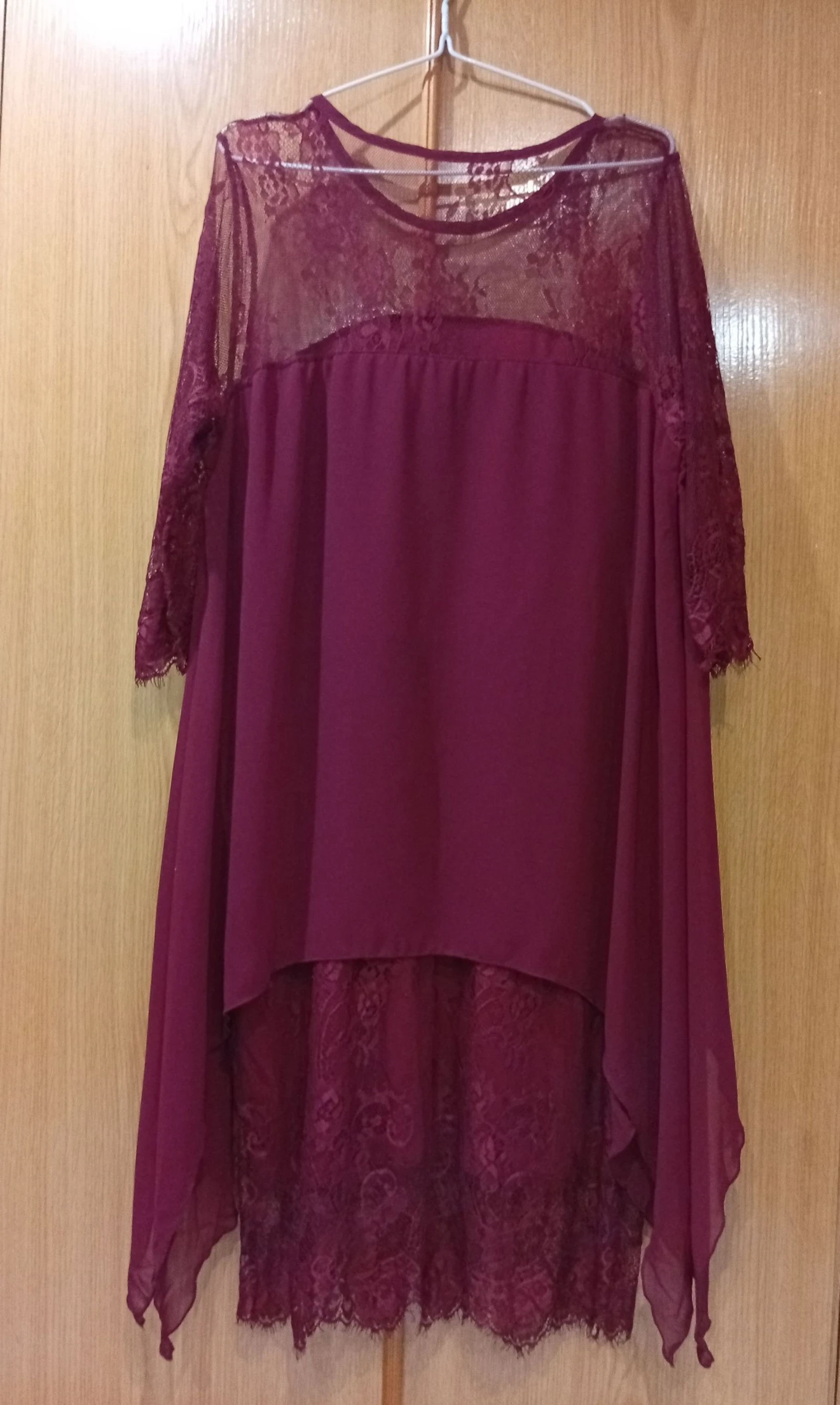 Vestido bordô lindo com detalhes delicados em renda e uma sobreposição fluida de chiffon – photo 2